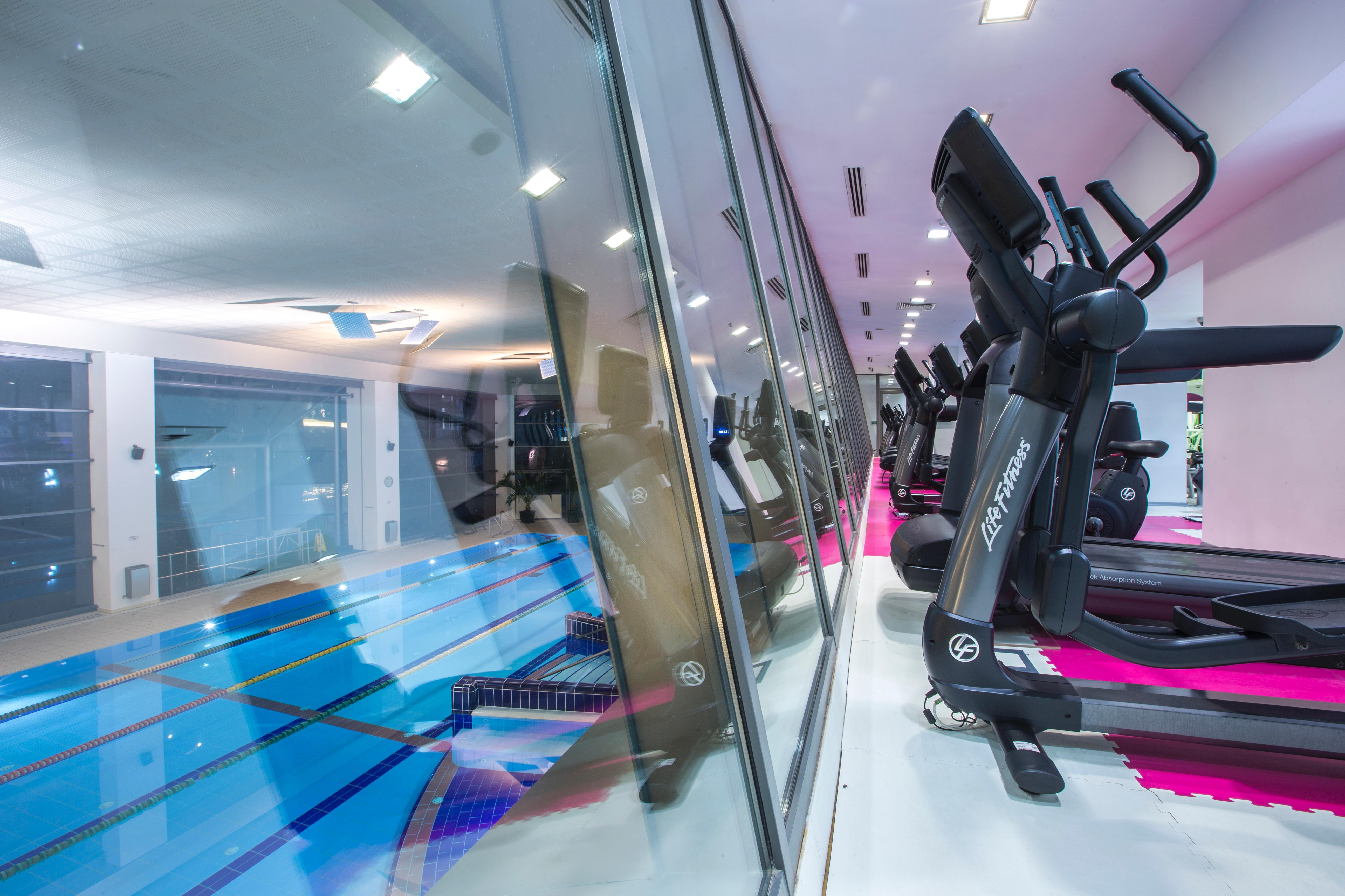 래디슨 블루 호텔 부쿠레슈티 외부 사진 The gym at the London Aquatics Centre