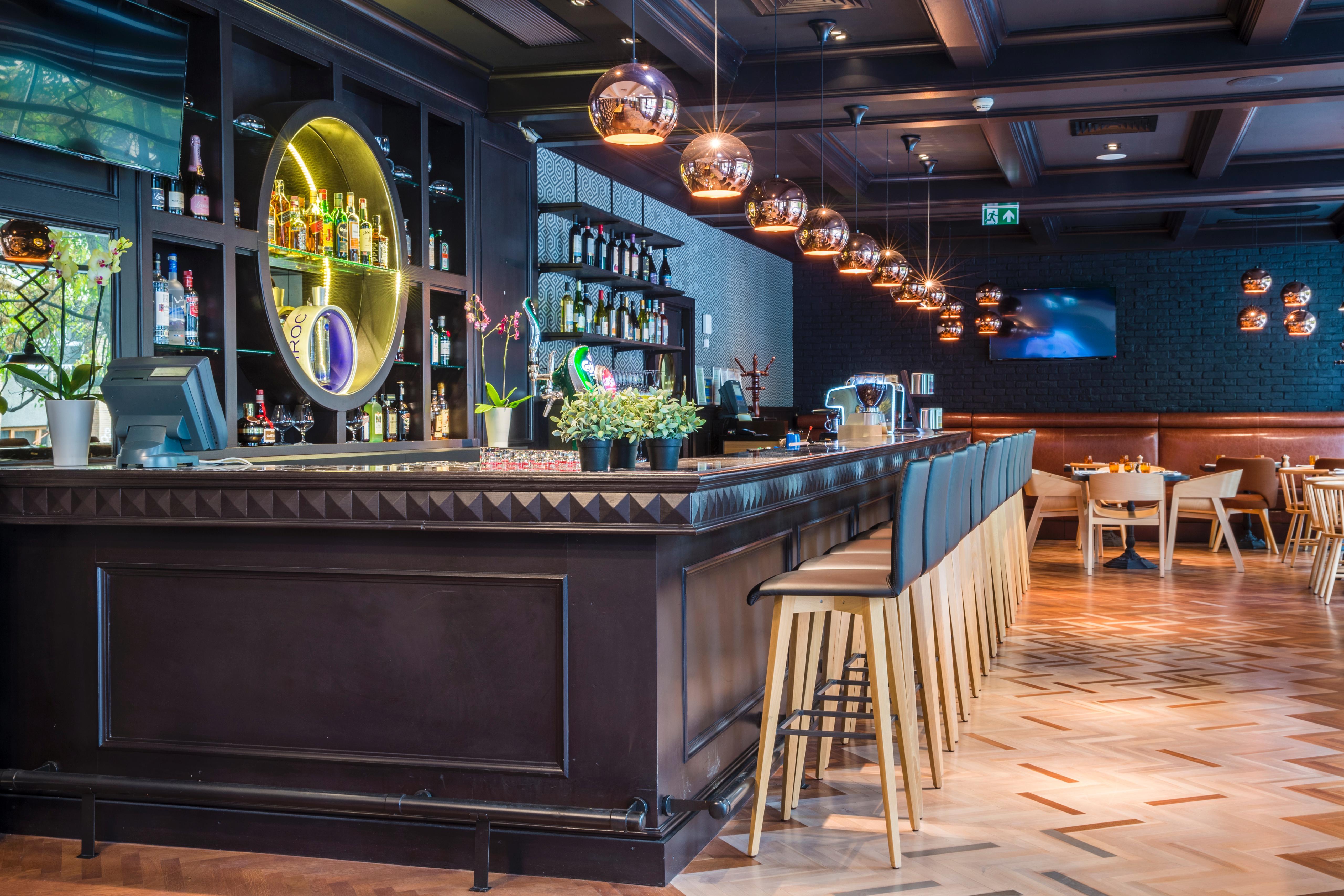 래디슨 블루 호텔 부쿠레슈티 외부 사진 The interior of the restaurant