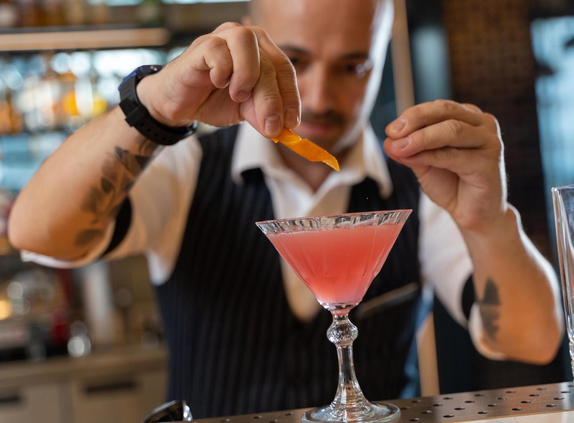 래디슨 블루 호텔 부쿠레슈티 외부 사진 A bartender adding a twist to a cocktail