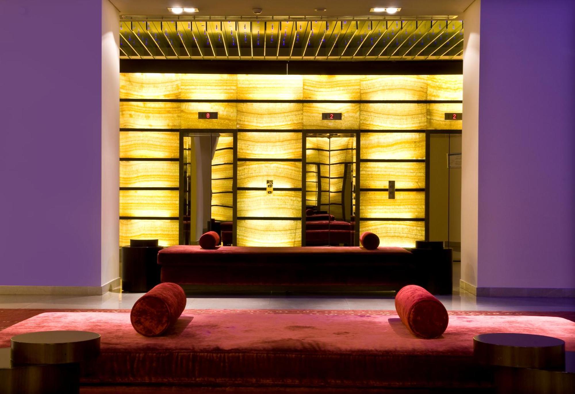래디슨 블루 호텔 부쿠레슈티 외부 사진 The lobby of the W Hotel in San Francisco