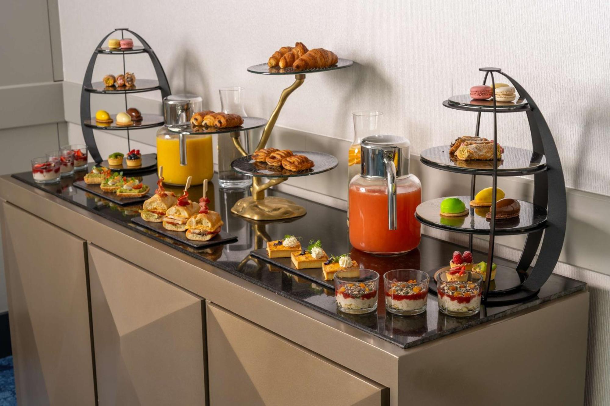 래디슨 블루 호텔 부쿠레슈티 외부 사진 A buffet of desserts